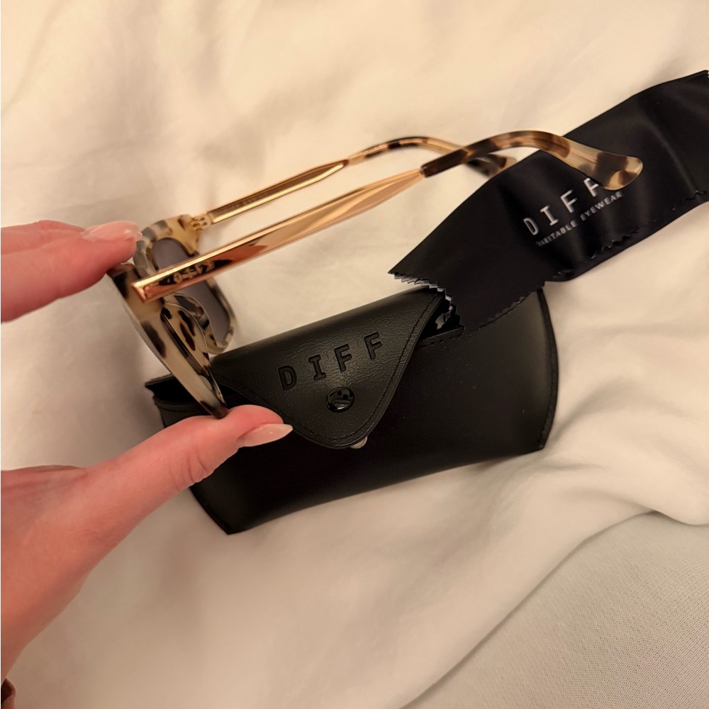 Tortoise Shell Diff Eyewear Sunglasses NWT - image 2